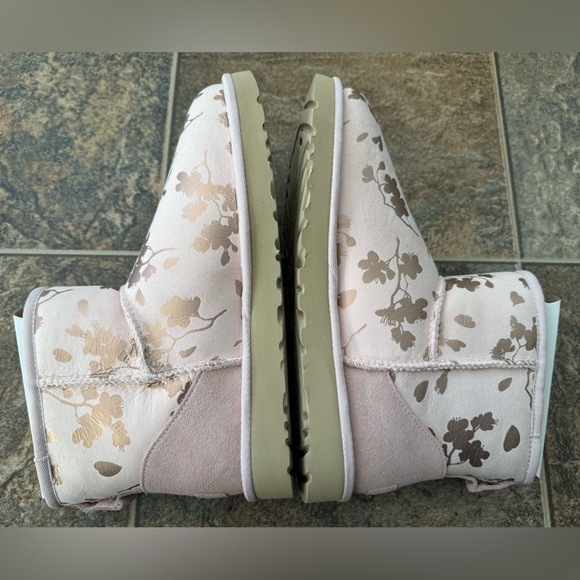 NEW!! UGG Classic Mini Floral Foil Slip On Boots- Pink/Rose Gold, Women’s Size 9 - Picture 7 of 10